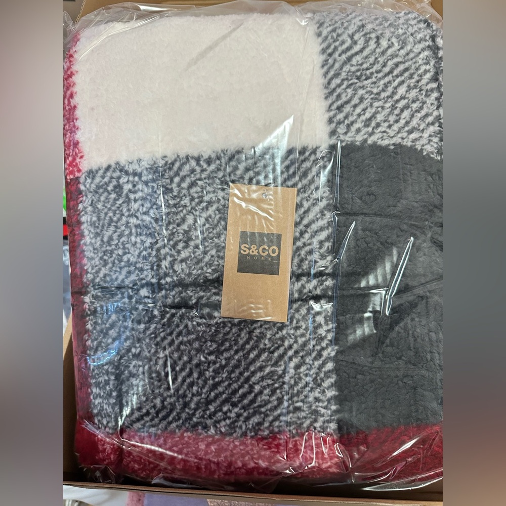 NWT Sherpa hooded throw